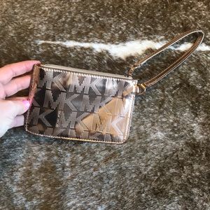 MICHAEL KORS Rose gold wristlet